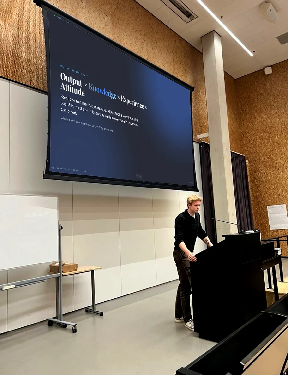 Senne De Maa speaking at a lectern in an HU Utrecht lecture hall, slide reading Output = Knowledge x Experience x Attitude