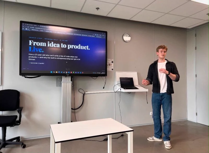 Senne De Maa presenting to HU International Business students, screen reading From idea to product. Live.